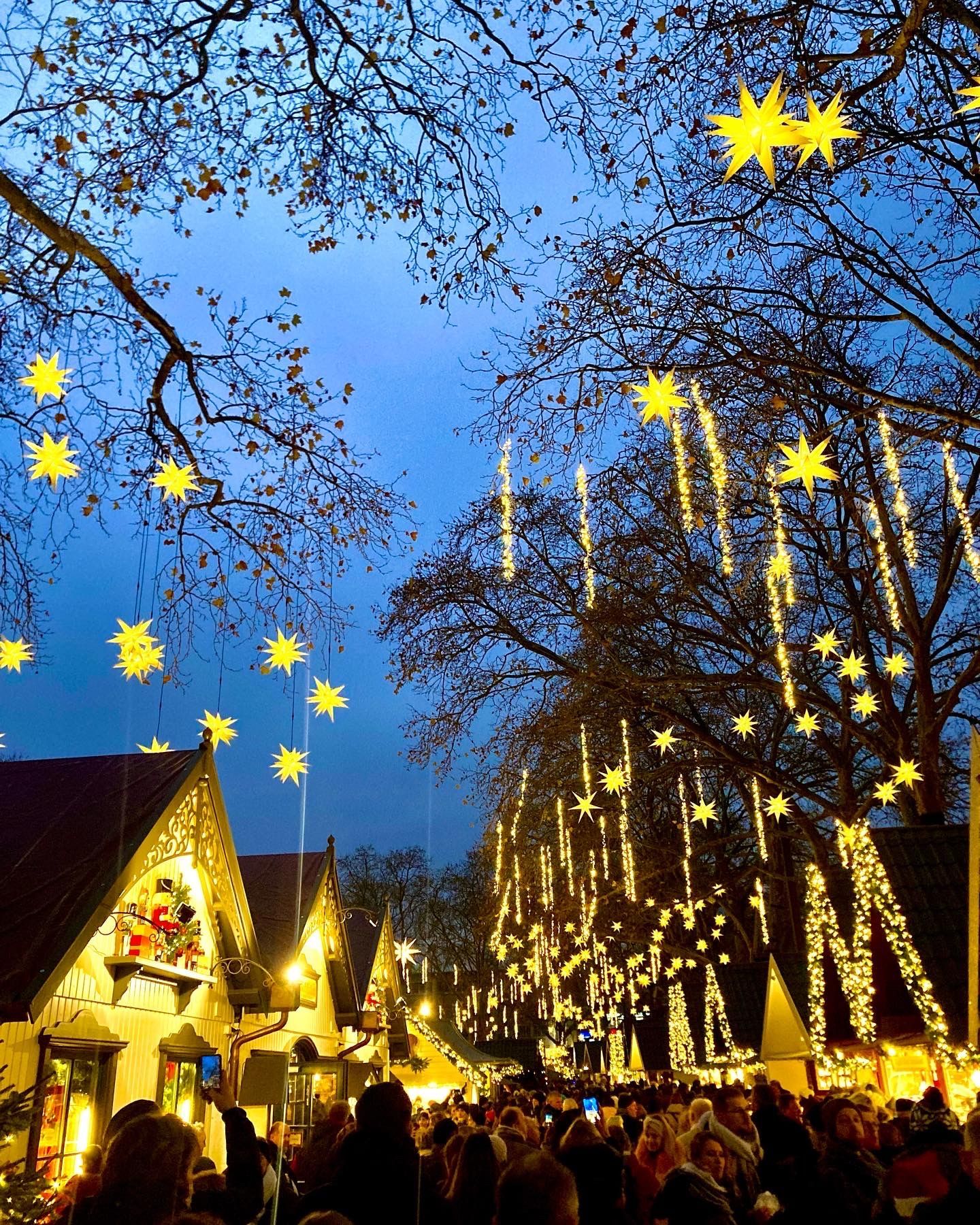 MARKT DER ENGEL (WEICHNACHT AUF DEM NEUMARKT)
